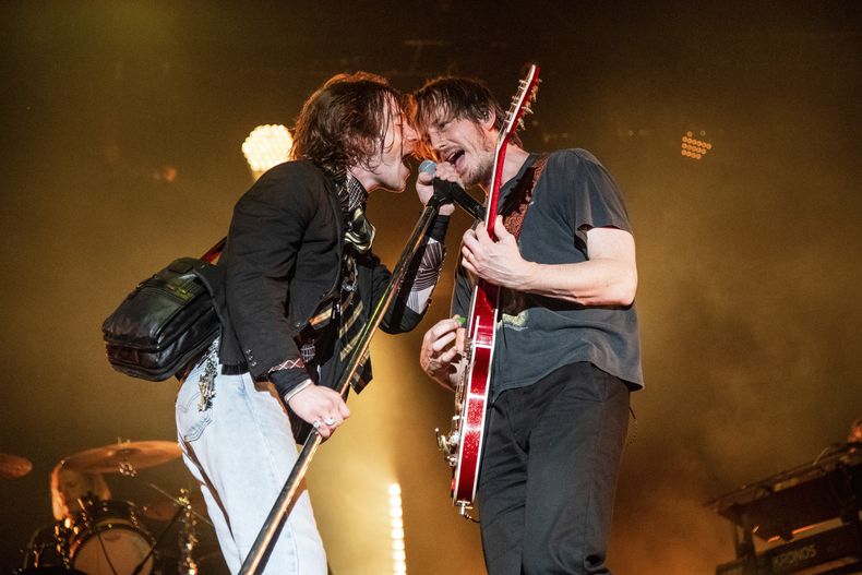 ARCHIVO - Matt Shultz, izquierda, y Nick Bockrath de Cage The Elephant actúan en el All In Music & Arts Festival el 4 de septiembre de 2022 en Indianápolis. La banda tiene un nuevo álbum llamado Neon Pill. (Foto Amy Harris/Invision/AP, archivo)