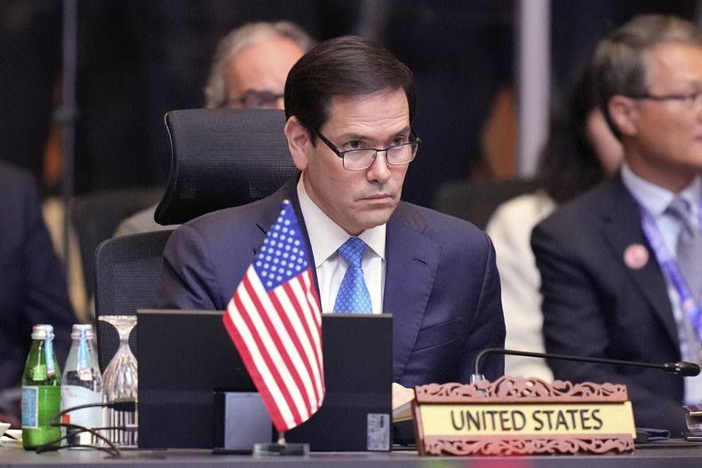 El secretario de Estado de Estados Unidos, Marco Rubio, asiste a la Cumbre de ministros de Relaciones Exteriores del este de Asia de la Asociación de Naciones del Sudeste Asiático (ASEAN, por sus siglas en inglés), en el Centro de Convenciones de Kuala Lumpur, Malasia, el viernes 11 de julio de 2025. (AP Foto/Vincent Thian)