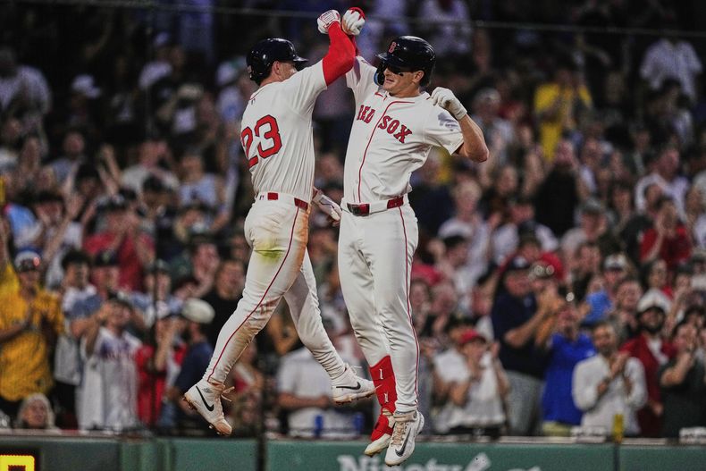 Roman Anthony, derecha, celebra con Romy Gonzalez (23), de los Medias Rojas de Boston, después de su cuadrangular de dos carreras durante la quinta entrada del juego de béisbol de Grandes Ligas frente a los Rockies de Colorado, el lunes 7 de julio de 2025, en Boston. (AP Foto/Charles Krupa)