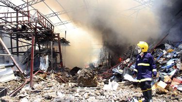 americateve | Un bombero observa la devastaci&oacute;n que dej&oacute; la explosi&oacute;n de una bomba en una tienda de chatarra en Bangkok, Tailandia, el 2 de abril del 2014. Los trabajadores en ese comercio detonaron accidentalmente una bomba supuestamente de la Seg