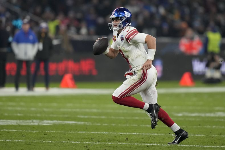 El quarterback de los Giants de Nueva York Daniel Jones en el encuentro ante los Panthers de Carolina en Munich, Alemania el domingo 10 de noviembre del 2024.. (AP Foto/Matthias Schrader)