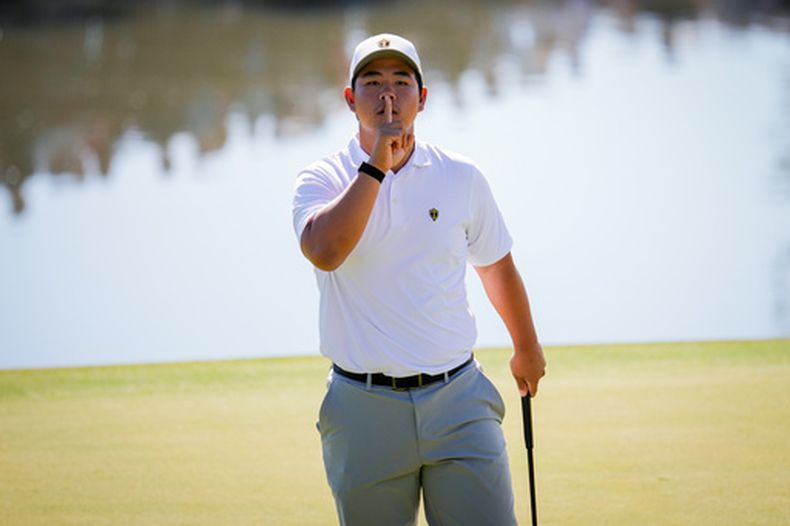 El golfista surcoreano Tom Kim reacciona tras su tiro en el green del hoyo 12 contra el equipo de Estados Unidos durante un partido de la tercera ronda de four-ball en el torneo de la Presidents Cup en el Medinah Country Club, el 26 de septiembre de 2026, en Medinah, Illinois. (Foto AP/Matt Slocum)