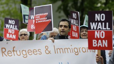 Trump busca recortar admisión de refugiados