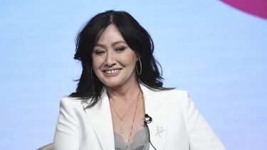 ARCHIVO - Shannen Doherty participa en el panel BH90210 de la cadena Fox como parte de una gira para la Asociación de críticos de la televisión, el 7 de agosto de 2019, en Beverly Hills, California. (Foto de Chris Pizzello/Invision/AP, archivo)