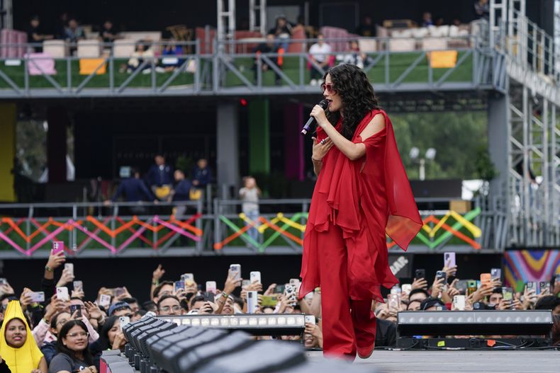 La cantautora mexicana Ximena Sariñana durante su concierto en el festival HERA HSBC en la Ciudad de México el sábado 24 de agosto de 2024. (Foto AP/Aurea Del Rosario)