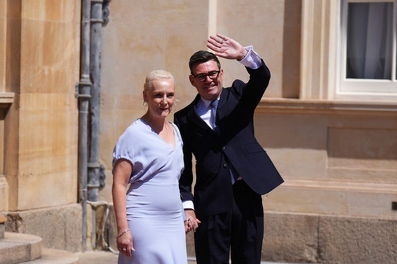 El nuevo primer ministro británico Andy Burnham y su esposa Marie-France van Heel abandonan el Palacio de Buckingham en Londres tras una audiencia con el rey Carlos III, donde fue invitado a convertirse en primer ministro y formar un nuevo gobierno, el lunes 20 de julio de 2026. (Aaron Chown/pool foto vía AP)