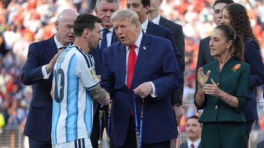 Flanqueado por el líder de la FIFA Gianni Infantino y la presidenta de México Claudia Sheinbaum, el presidente estadounidense Donald Trump entrega a Lionel Messi su medalla de subcampeón tras la final de la Copa del Mundo ante España, el domingo 19 de julio de 2026 (AP Foto/Jacquelyn Martin)