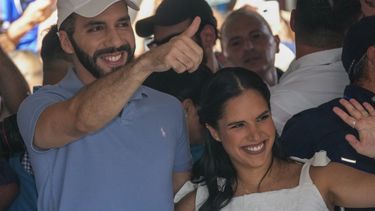 El presidente de El Salvador, Nayib Bukele, que aspira a la reelección, y su esposa Gabriela Rodríguez saludan a sus seguidores después de votar en las elecciones generales, en San Salvador, El Salvador, el domingo 4 de febrero de 2024. (AP Foto/Moisés Castillo)