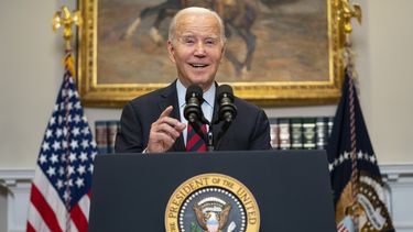 El presidente estadounidense Joe Biden esboza una nueva ronda de condonación de préstamos federales a estudiantes en la Sala Roosevelt de la Casa Blanca, Washington, el miércoles 4 de octubre de 2023. (AP Foto/Evan Vucci)