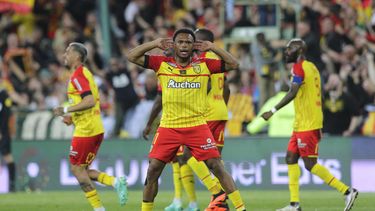 Lois Openda, de Lens, festeja tras anotar en un partido de liga ante Marsella, el sábado 6 de mayo de 2023 (AP Foto/Michel Spingler)