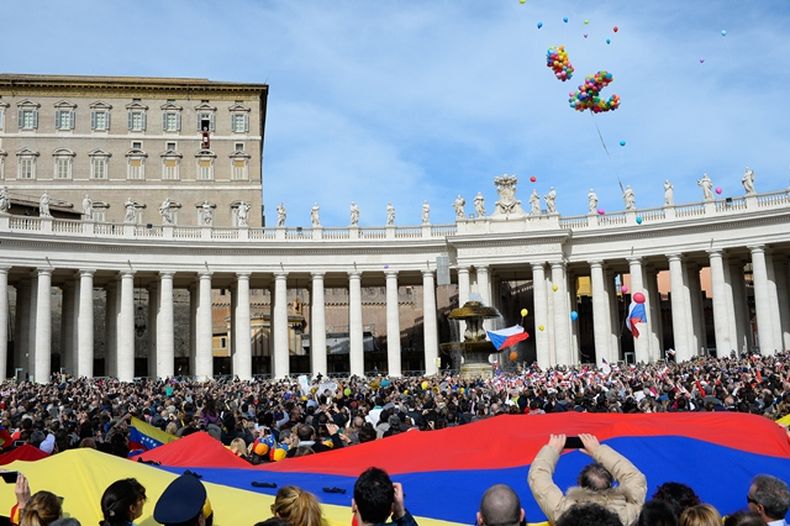 Representantes de la oposición venezolana, se reunieron con el número dos del Vaticano. En total suman 1.125.000 las firmas que le fueron entregadas a Pietro Parolin, contenidas en un dispositivo electrónico