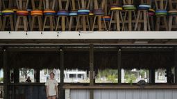 Las sillas de un bar, almacenadas en la segunda planta del local en Sea Hag Marina , en Steinhatchee, Florida, mientras los empleados se preparan para la llegada del huracán Idalia, el 29 de agosto de 2023. (AP Foto/Rebecca Blackwell)