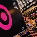 El logotipo de Target en una pantalla del piso de remates de la Bolsa de Valores de Nueva York el martes 20 de mayo de 2025. (AP Foto/Richard Drew)