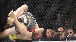 El presidente Donald Trump y X Æ A-Xii, el hijo del multimillonario Elon Musk, observan una pelea en la función UFC 314, el sábado 12 de abril de 2025, en Miami (AP Foto/Lynne Sladky)