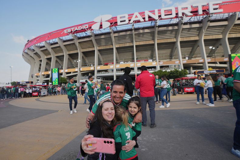 Aficionados llegan al Estadio Azteca para el partido amistodo entre las selecciones de México y Portugal, el sábado 28 de marzo de 2026, en Ciudad de México. (AP Foto/Fernando Llano)