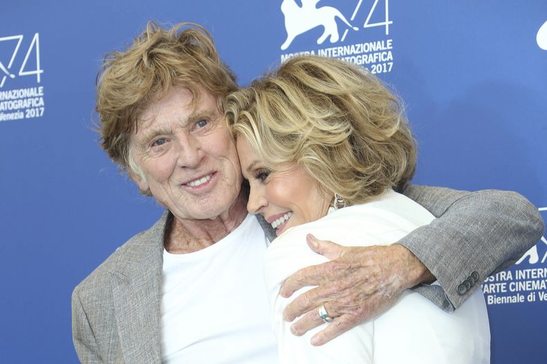 ARCHIVO - Los actores Robert Redford y Jane Fonda se abrazan mientras posan en la sesión fotográfica de la película Our Souls at Night durante la 74ª edición del Festival de Cine de Venecia en Venecia, Italia, el 1 de septiembre de 2017. (Foto Joel Ryan/Invision/AP, archivo)