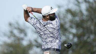 El español Jon Rahm realiza su tiro de salida en el hoyo 15, durante la primera ronda del Abierto de México, el jueves 27 de abril de 2023, en Puerto Vallarta, México. (AP Foto/Moises Castillo)