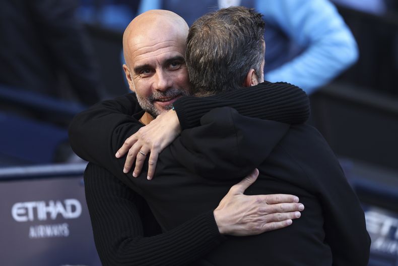 El técnico del Manchester City Pep Guardiola saluda al técnico del Fulham Marco Silva antes del encuentro de la Liga Premier el sábado 5 de octubre del 2024.(AP Foto/Darren Staples)