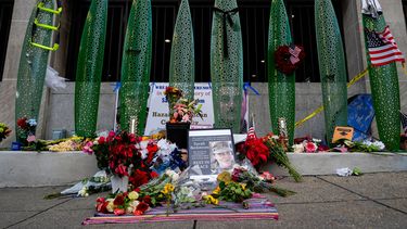 Un memorial improvisado para la especialista del Ejército de EE.UU. Sarah Beckstrom y el sargento Andrew Wolfe afuera de la estación Farragut West, cerca del lugar donde los dos miembros de la Guardia Nacional fueron tiroteados, el lunes 1 de diciembre de 2025, en Washington. (Foto AP/Julia Demaree Nikhinson)