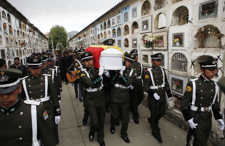 Oficiales de la polic&iacute;a boliviana cargan el ata&uacute;d del polic&iacute;a Jhonny Quispe Chura durante un funeral en La Paz, Bolivia, el lunes 21 de octubre de 2013. Polic&iacute;as y militares encontraron el lunes en un operativo conjunto los cue