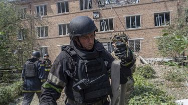 Rescatistas trabajan en un hospital dañado en un ataque con una bomba guiada rusa, en Járkiv, Ucrania, el 25 de julio de 2025. (AP Foto/Andrii Marienko)