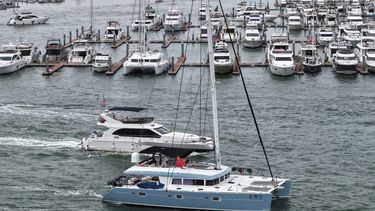 En esta imagen del 23 de agosto de 2025, una imagen aérea publicada por la agencia de noticias Xinhua, yates regresan a puerto antes de la llegada del tifón Kajiki en Sanya, en la provincia sureña de Hainan, China. (Zhao Yingquan/Xinhua via AP)