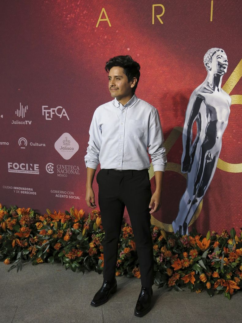 El actor Fernando Cuautle, de la película Heroico, posa al llegar al almuerzo de nominados de la 66a edición de los premios Ariel de la Academia Mexicana de Artes y Ciencias Cinematográficas en la Ciudad de México el 21 de agosto de 2024. (Foto AP/Berenice Bautista)