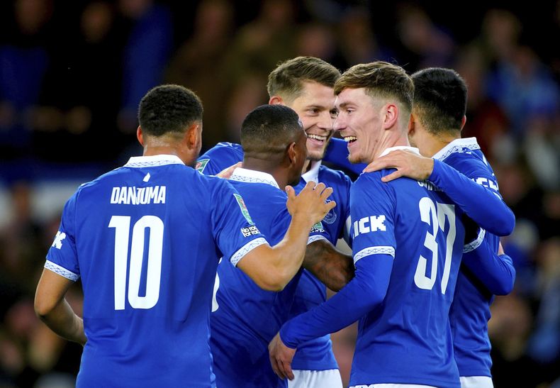 Jugadores del Everton, equipo de la Liga Premier de Inglaterra, celebran después de marcar un gol durante un partido de la Copa de la Liga, en la cuarta ronda, en el juego entre Everton y Burnley en Goodison Park, Liverpool, Inglaterra, el miércoles 1 de noviembre de 2023. (Peter Byrne/PA vía AP)