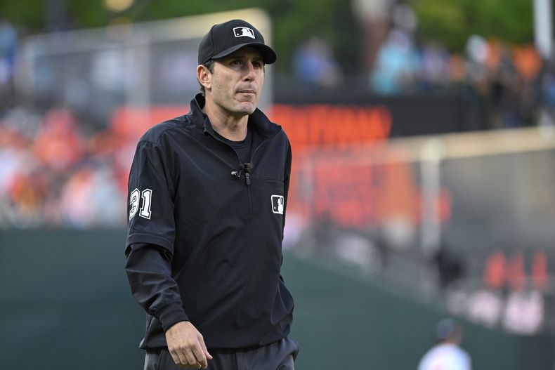 ARCHIVO - El umpire Pat Hoberg labora en el juego entre los Orioles de Baltimore y los Angelinos de Los Ángeles, el 17 de mayo de 2023 (AP Foto/Terrance Williams, archivo)