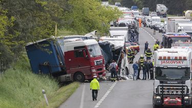 La escena después del accidente en la carretera D2 en el oeste de Eslovaquia, el 15 de mayo de 2023. . (Michal Svítok/TASR via AP)