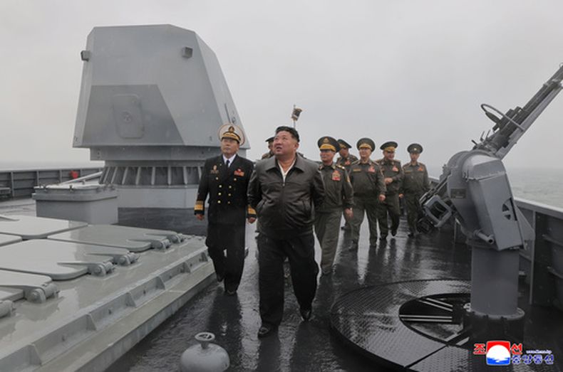 En esta imagen difundida el 8 de mayo de 2026 por el gobierno norcoreano, el mandatario de Corea del Norte Kim Jong Un, al centro, visita el destructor Choe Hyon para revisar su capacidad de maniobra, el jueves 7 de mayo de 2026, frente a la costa occidental norcoreana. (Agencia Central de Noticias de Corea/Korea News Service vía AP)