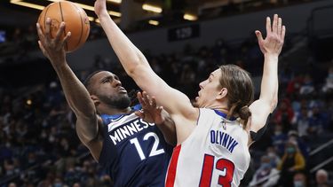 Towns y suplentes brillan por Timberwolves ante Pistons