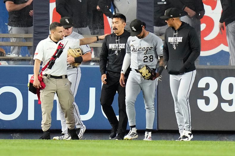 Everson Pereira de los Medias Blancas de Chicago es auxiliado para salir del campo tras una atrapada contra el muro en la séptima entrada del juego ante los Yankees de Nueva York el miércoles 17 de junio del 2026. (AP Foto/Frank Franklin II)