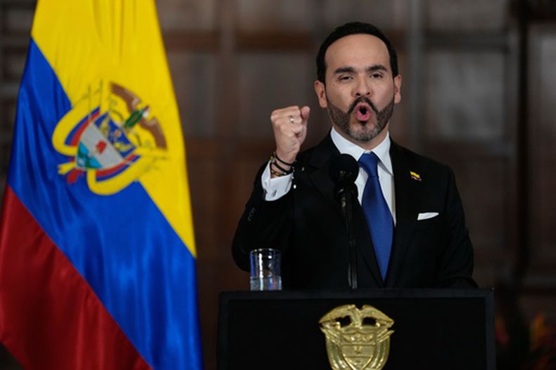 El presidente de Colombia, Abelardo De la Espriella, anuncia un esfuerzo conjunto con el alcalde de Bogotá, Carlos Fernando Galán, para fortalecer la seguridad en la capital colombiana mediante una mayor presencia policial, inteligencia, tecnología y capacidades urbanas en Bogotá, el martes 25 de agosto de 2026. (Foto AP/Fernando Vergara)