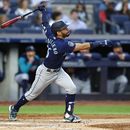 El panameño José Caballero, de los Marineros de Seattle, pega un elevado de sacrificio contra los Yanquis de Nueva York, en la tercera entrada del partido en Nueva York, el jueves 22 de junio de 2023. (AP Foto/Noah K. Murray)