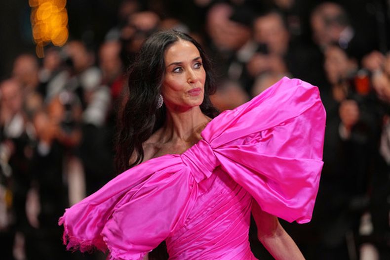 La miembro del jurado Demi Moore posa a su llegada al estreno de la película Paper Tiger en el 79º Festival Internacional de Cine de Cannes, en el sur de Francia, el sábado 16 de mayo de 2026. (Foto AP/Andreea Alexandru)