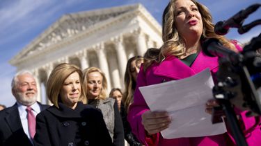 ARCHIVO - Lorie Smith, artista gráfica cristiana y diseñadora de sitios web para bodas en Colorado, derecha, acompañada por su abogada Kristen Waggoner, habla frente a la Corte Suprema, Washington, 5 de diciembre de 2022. En una derrota para los derechos gay, la mayoría conservadora de la Corte Suprema sentenció el viernes 30 de junio de 2023 que Smith puede negarse a diseñar sitios para parejas del mismo sexo. (AP Foto/Andrew Harnik, File)