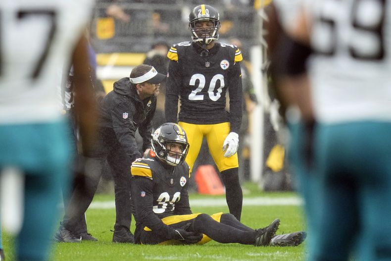 El safety de los Steelers de Pittsburgh Minkah Fitzpatrick (39) es ayudado por un asistente luego de lesionarse ante los Jaguars de Jacksonville durante la 1ra mitad del juego de NFL el domingo 29 de octubre de 2023. (AP Foto/Gene J. Puskar)