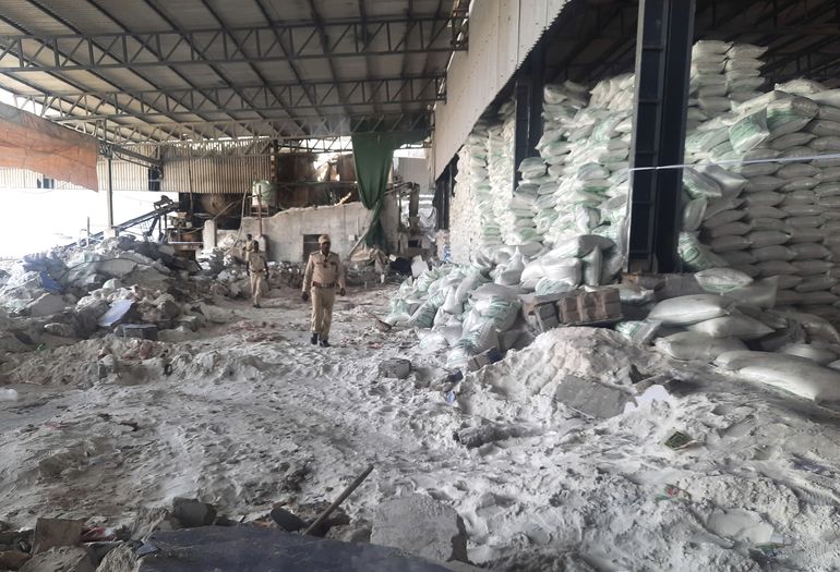 Doce muertos en un derrumbe en una planta de sal en India