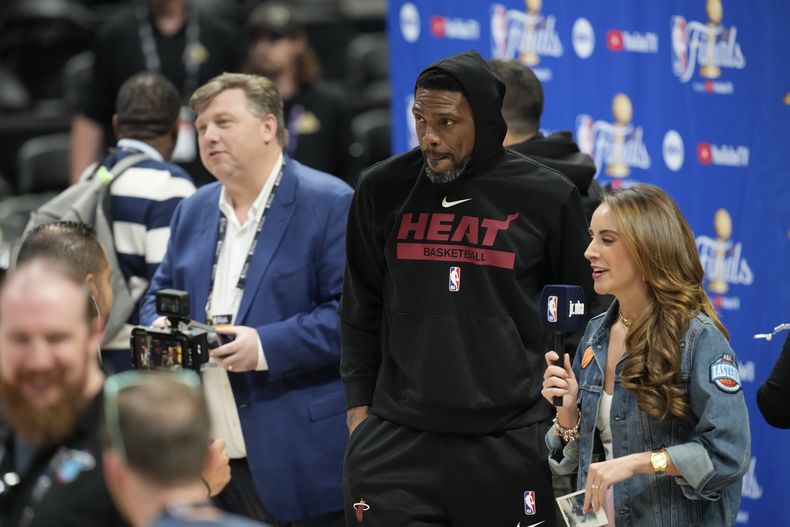Udonis Haslem, alero del Heat de Miami, es entrevistado antes de una práctica, el miércoles 31 de mayo de 2023 (AP Foto/David Zalubowski)