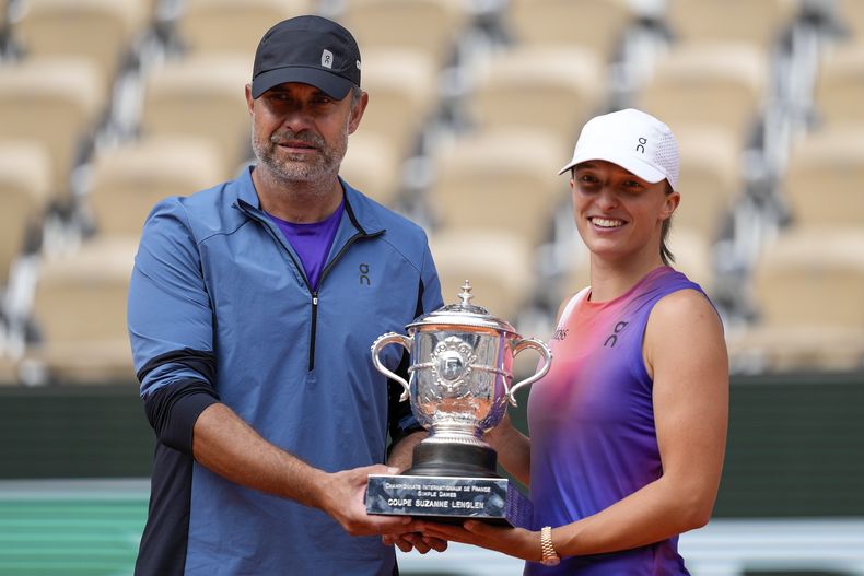 ARCHIVO - Foto del 8 de junio del 2024, la polaca Iga Swiatek con su entonces entrenador Tomasz Wiktorowski con el trofeo tras ganar el Abierto de Francia. (AP Foto/Thibault Camus, Archivo)