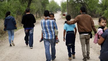EEUU ya ha reunido a 100 niños migrantes con sus familias