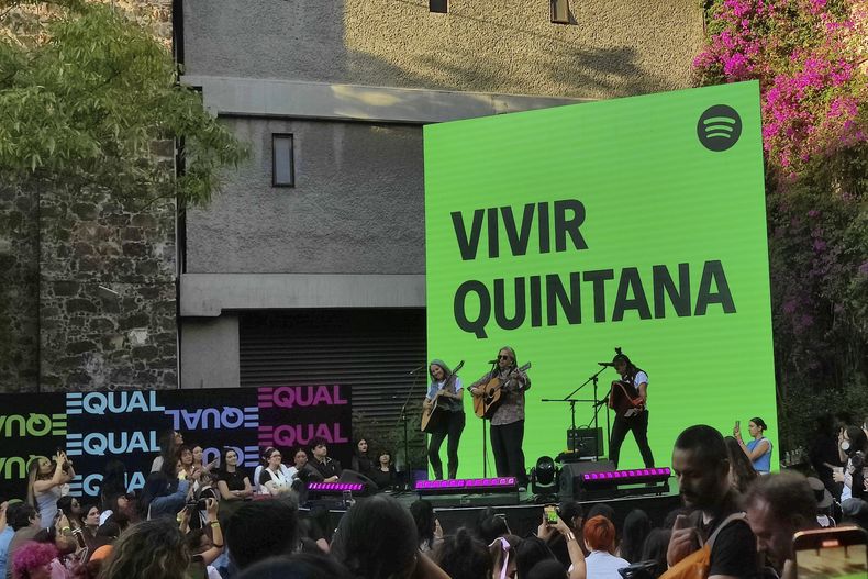 La cantautora meixcana Vivir Quintana durante su presentación en el Equal Day de Spotify Latinoamérica el viernes 14 de marzo de 2025, en la Ciudad de México. (Foto AP/Berenice Bautista)