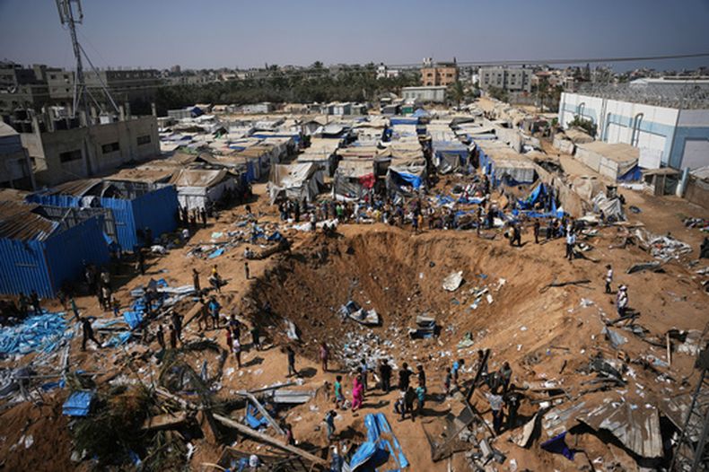 La escena después de un bombardeo israelí cerca del Hospital Al-Aqsa en Deir al-Balah, Franja de Gaza, el 1 de agosto del 2026. (AP foto/Abdel Kareem Hana)