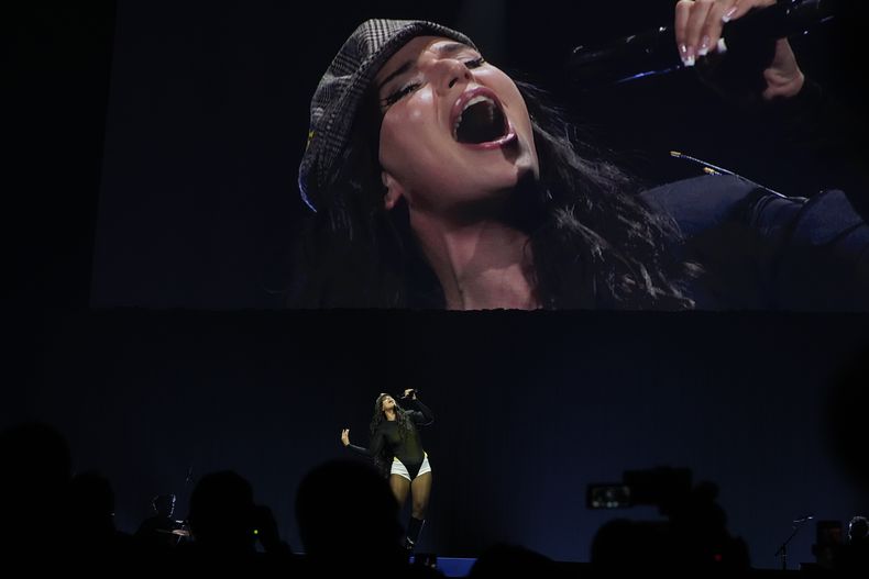 La cantante argentino-española Nathy Peluso actúa en Ciudad de México, el martes 28 de octubre de 2025. (Foto AP/Marco Ugarte)