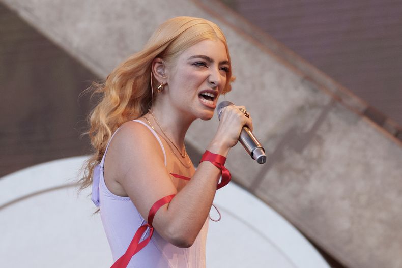 Lorde actúa en el Festival de Glastonbury en Worthy Farm, Somerset, Inglaterra, el lunes 27 de junio de 2022. (Foto AP/Scott Garfitt)