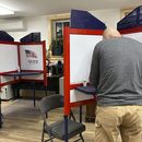 Algunos electores emiten su voto en las oficinas municipales de Cabot, Vermont, el martes 5 de noviembre de 2024, el día de las elecciones de Estados Unidos. (AP Foto/Lisa Rathke)