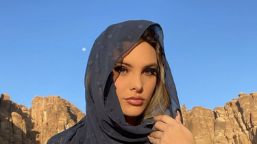 lele pons se convierte en la reina del desierto en su visita a arabia saudita