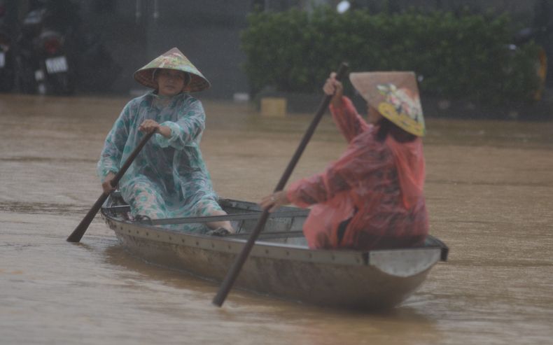 Gente remando en un bote en una calle inundada de Hue, Vietnam, el martes 28 de octubre de 2025. (Van Dung/VNA via AP)