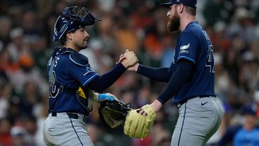 El receptor Nick Fortes y el lanzador Bryan Baker, de los Rays de Tampa Bay, celebran tras un partido de béisbol contra los Astros de Houston, el viernes 3 de julio de 2026, en Houston. (Foto AP/Kevin M. Cox)